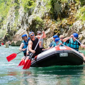 Ein unvergessliches Firmenincentive: Wildwasser-Rafting für Teamgeist und Abenteuerlust